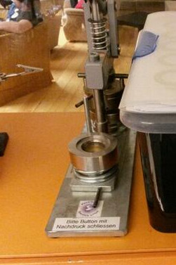 Datei:Buttonmaschine.jpg