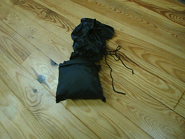 Datei:Regenjacke im Beutel.jpg