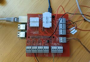 Der sorting-hat mit einigen angeschlossenen Kabeln