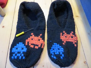 Puschen mit aufgestickten Space Invaders