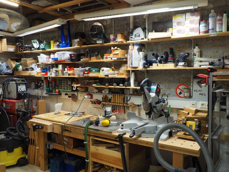 Datei:Werkstatt Dezember 2021 Werkbank und Regal.jpg