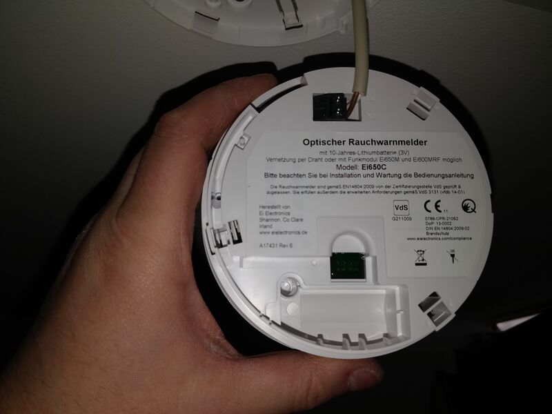 Datei:Rauchmelder Oberseite mit gesteckem Kabel.jpg