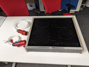 Induktionskochfeld mit Anschluss- und Adapterkabel