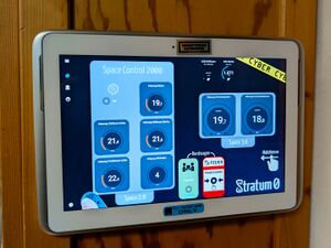 Die Space Control 2000 am Schrank im Flur.