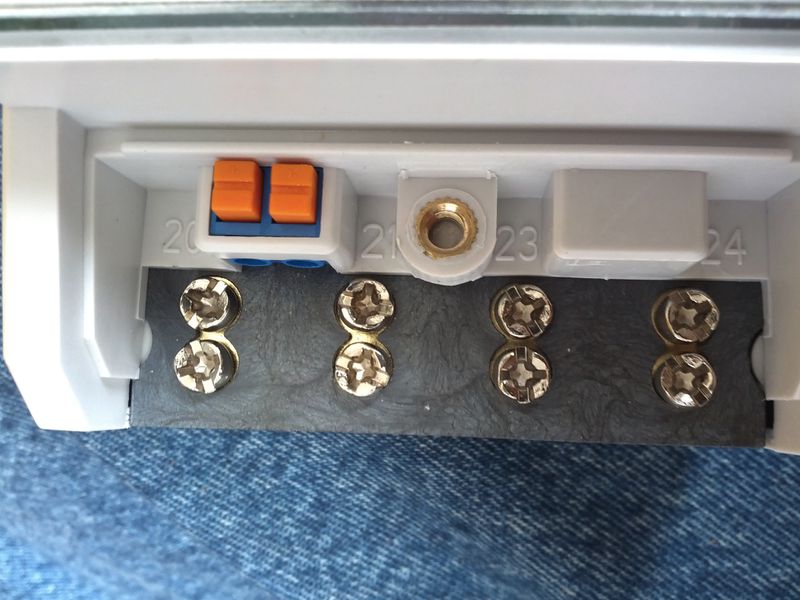 Datei:Stromzähler IN Terminals mit S0-Port.jpg