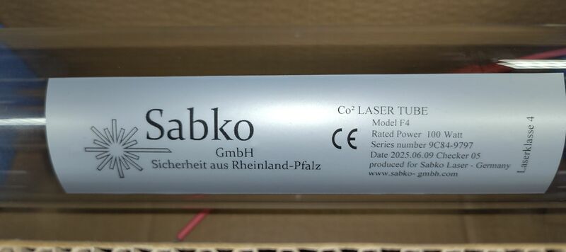 Datei:2025 Neue CO2 laser röhre.jpg