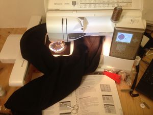 Stickmaschine in Aktion.JPG