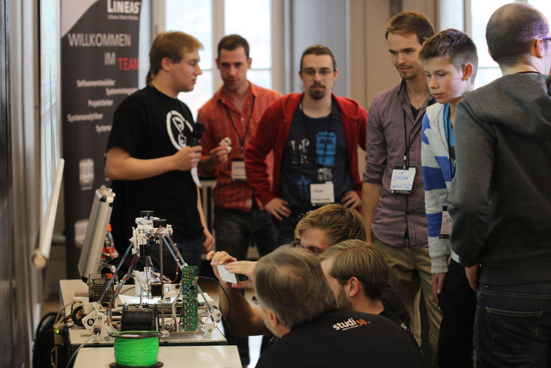 Datei:BarCamp BS 2012 Drucker bestaunen.jpg