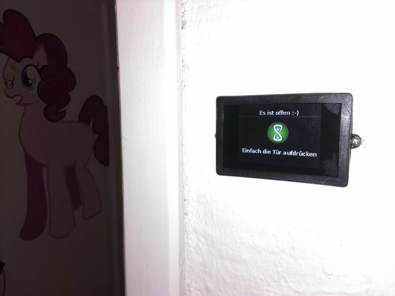 Datei:Display vor der Tuer.jpg