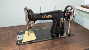 Pfaff 30 im dazugehörigen Unterschrank