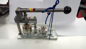 Buttonmaschine IBP Schollenberger.jpg