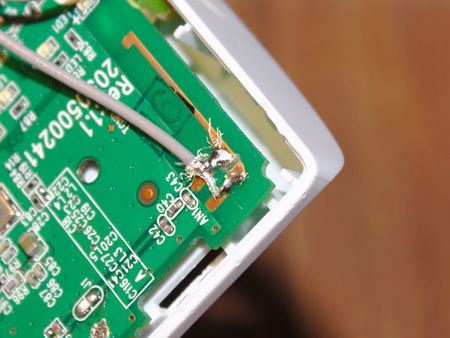 Hier die Leiterbahn durchtrennen und Antenne anlöten